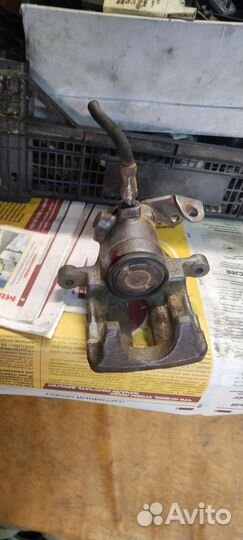 Суппорт задний левый Ауди А6 C4