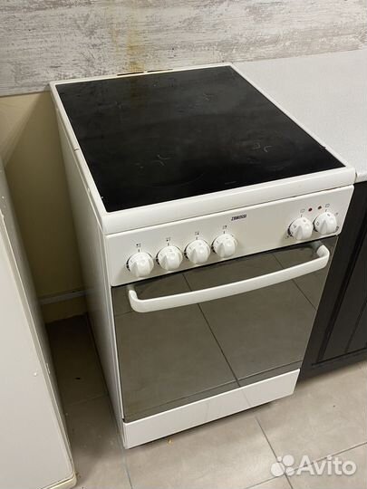 Плита электрическая Zanussi ZCV560NW