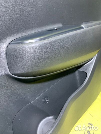 Обшивка двери передняя правая Kia Rio Х G4FG 2021