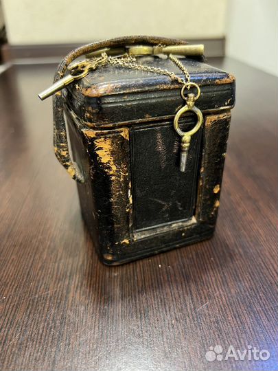 Каретные редкие часы с будильником.19 век.7.5 см