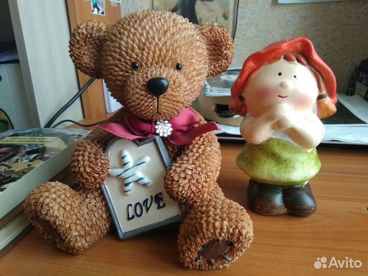 Копилка и статуэтка