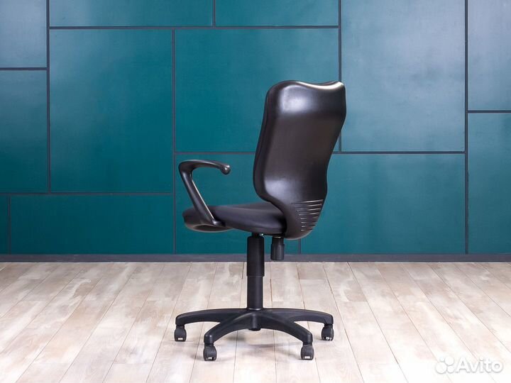Офисное кресло