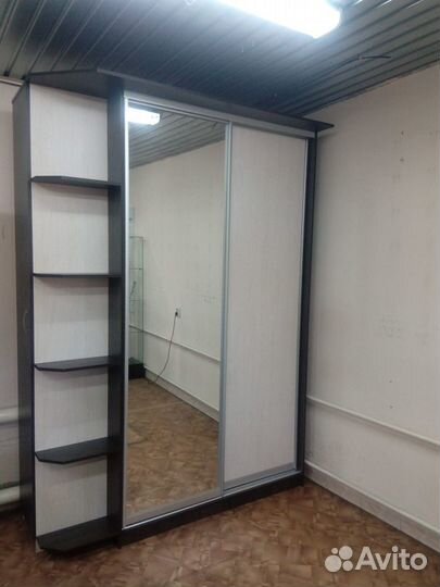 Шкаф купе корпусный с зеркальной дверью