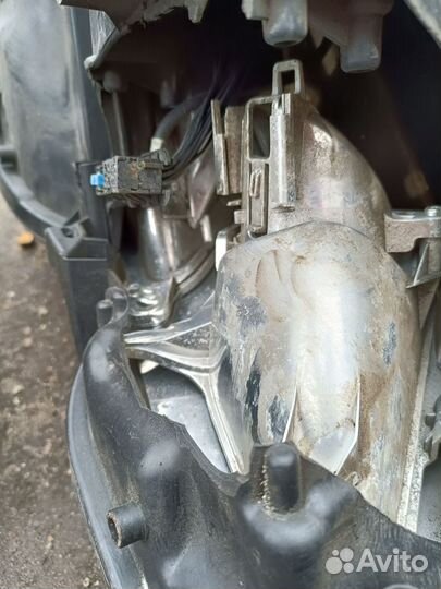 Левая фара Bixenon mercedes 212 с дефектом