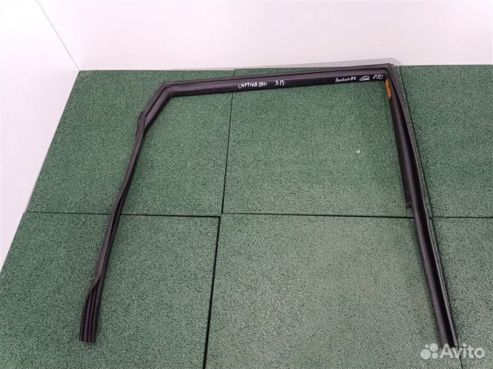 Уплотнитель стекла двери задний правый Chevrolet