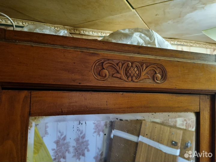 Старинный шкаф