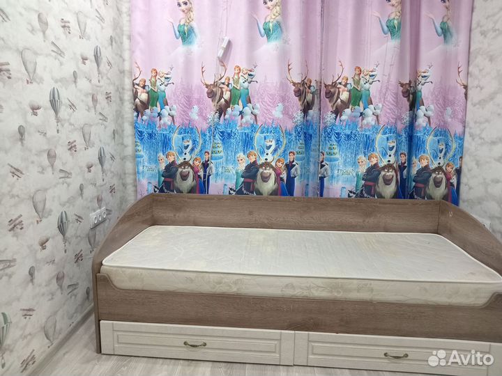 Кровать с матрасом с выдвежными ящиками