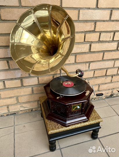 Граммофон с трубой