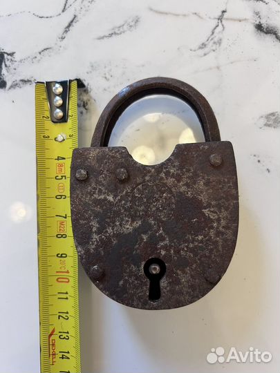 Навесной замок старинный
