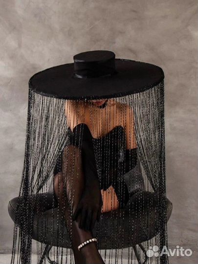 Шляпа с нитями