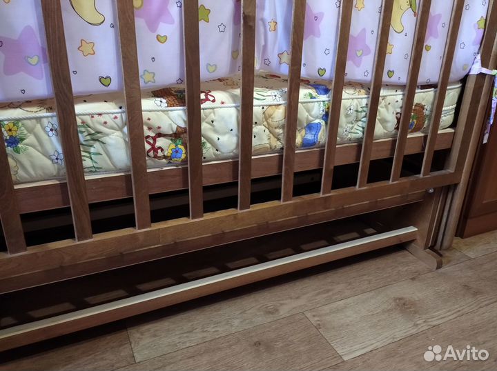 Детская кровать с маятником