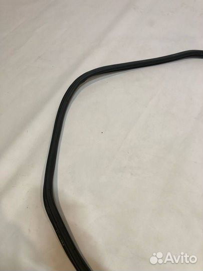 Уплотнитель дверного проема передний левый