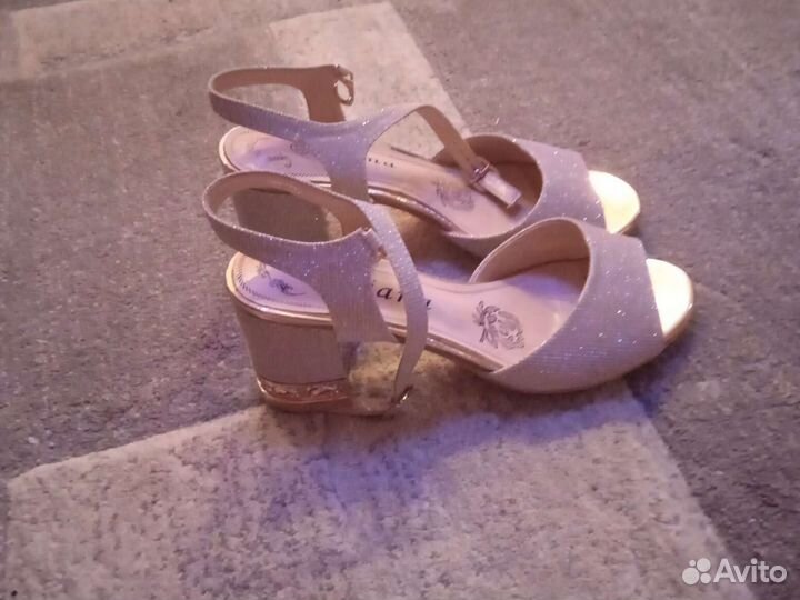 Босоножки на каблуке