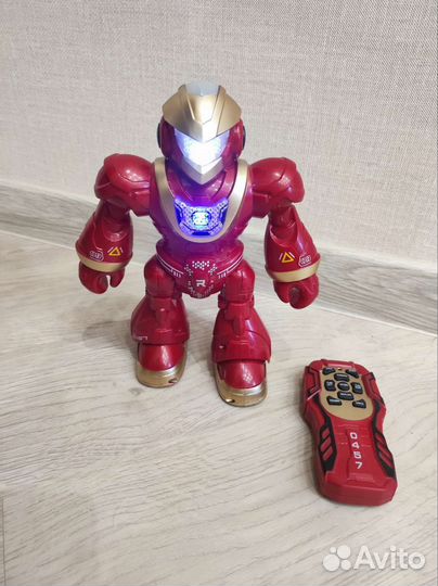 Игрушка робот на пульте управления