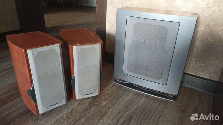 Сабвуфер и две колонки