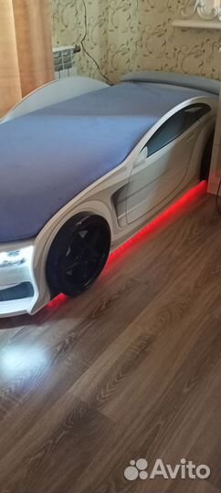 Продам детскую кровать машину