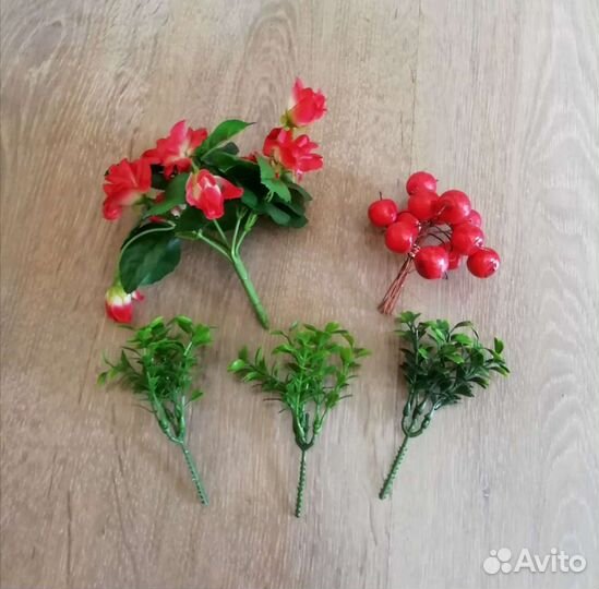 Искусственные цветы, ягоды и веточки