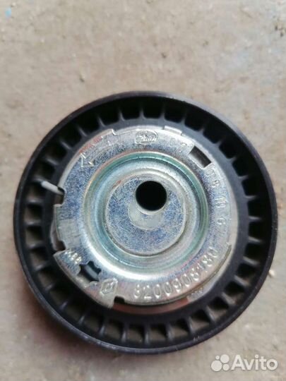 Ролик-натяжитель ремня грм