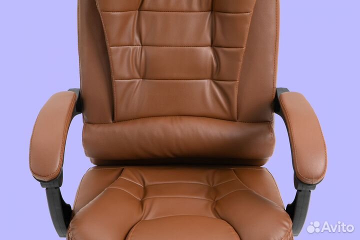 Офисное кресло светло-коричневое с подножкой