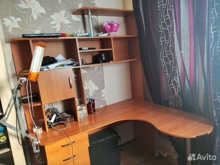 Угловой Компьютерный стол в отличном состоянии