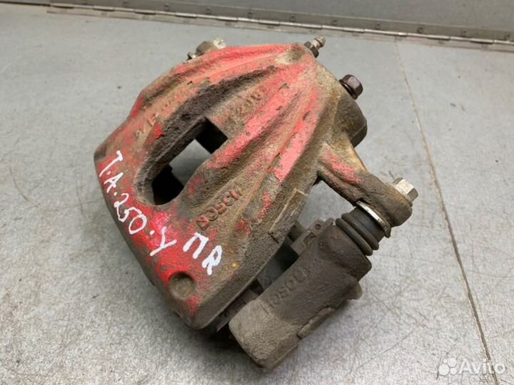 Суппорт передний правый Toyota Avensis T250