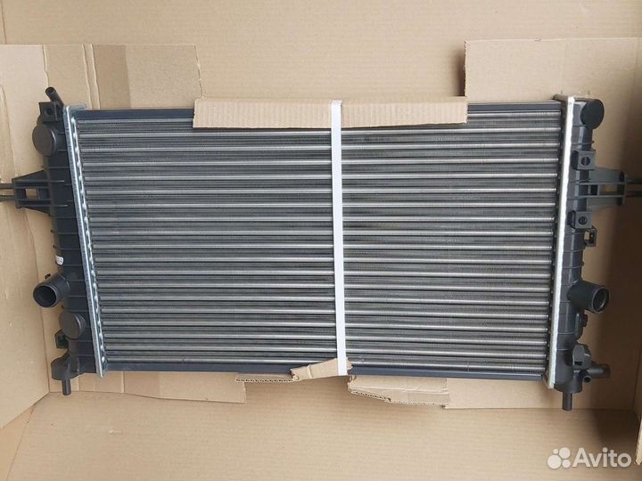 Радиатор охлаждения двигателя Opel Astra h
