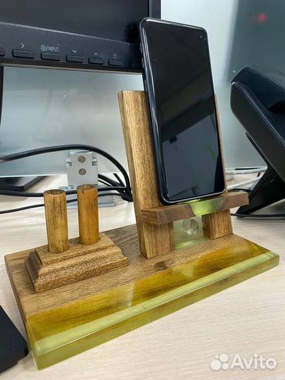 Подставка для телефона: дерево и эпоксидная смола