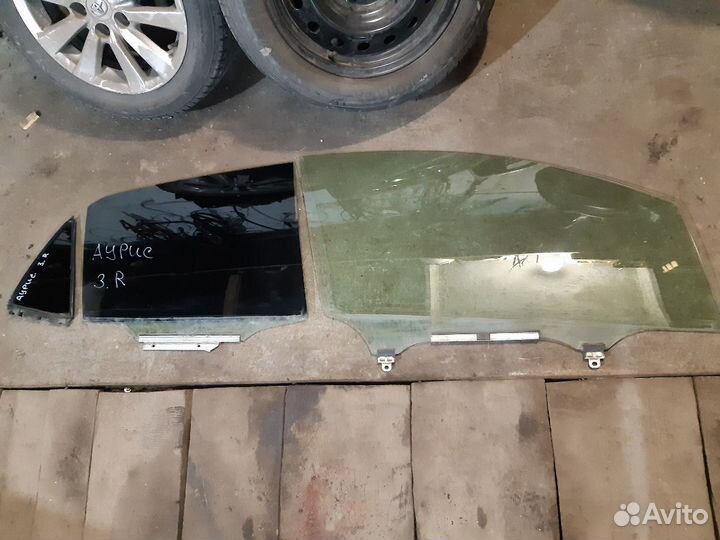 Toyota Auris стекло правое