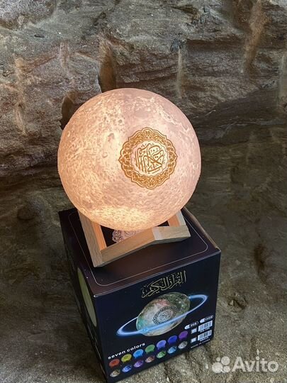 Лампа луна читающая Коран