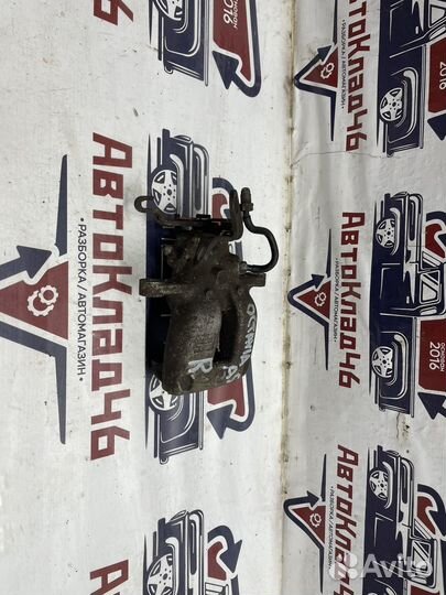 Суппорт задний правый Шкода Суперб / Октавия /Йети