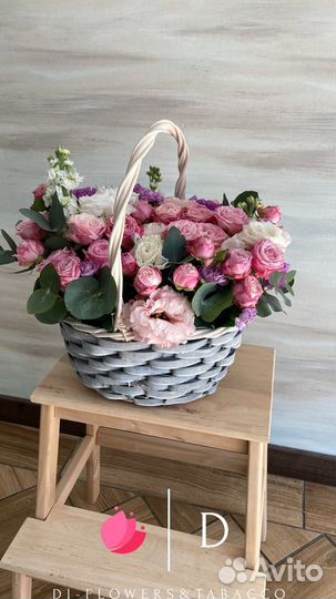 Композиция цветов в корзине «Садовый микс»