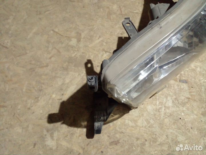 Фара левая Toyota Hilux c 2015 галоген дефект