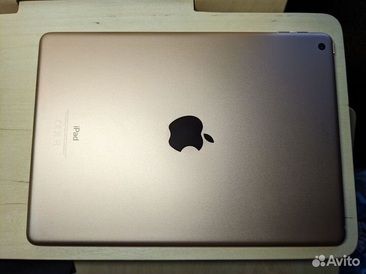 Планшет Apple iPad (2018) 32Gb Wi-Fi золотистый
