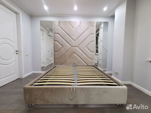 Мягкие стеновые панели с профилем, кровать