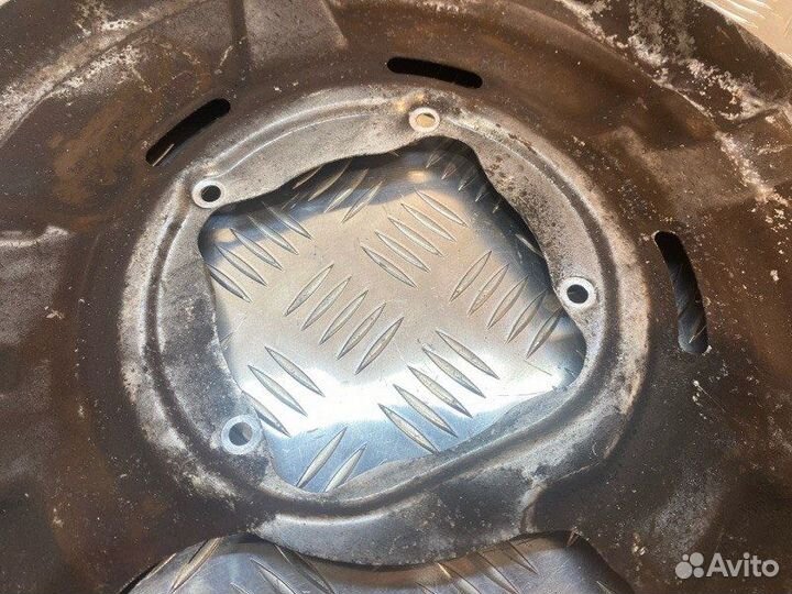 Пыльник кожух тормозного диска задний правый Bmw 5