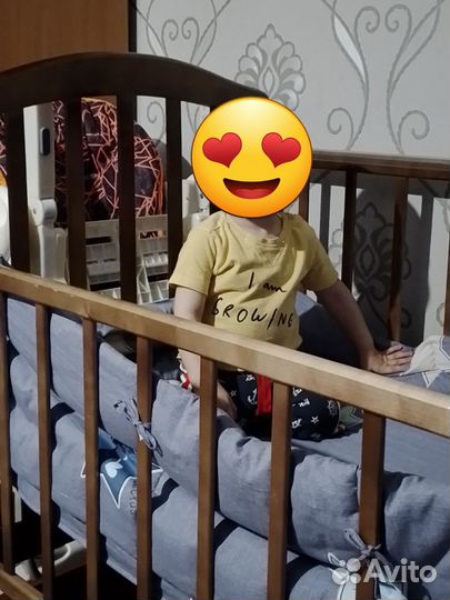 Детская кроватка с маятником