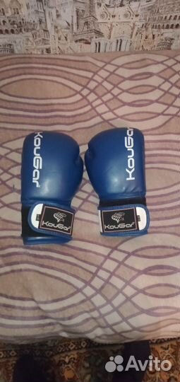 Боксерские перчатки 10 oz и защита для ног
