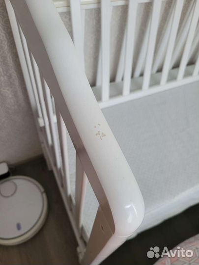 Детская кроватка с маятником