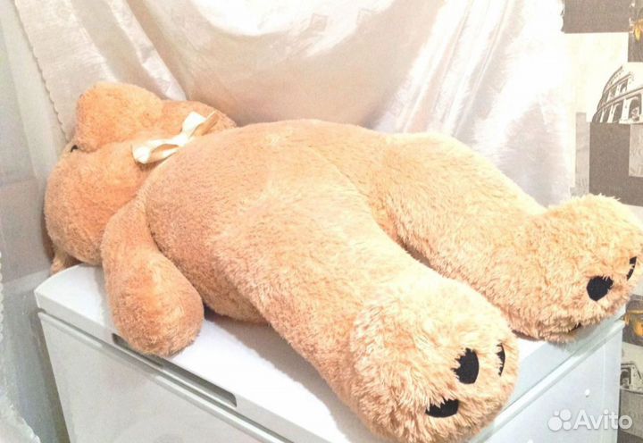 Большой плюшевый медведь