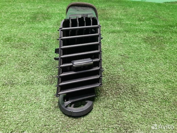 Дефлектор торпедо центральный Mitsubishi Grandis