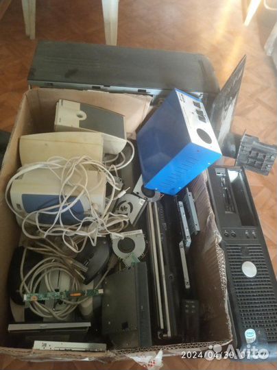 Большая коробка всякого хлама