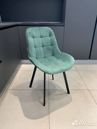 Оливковый стул на прямоугольных ножках