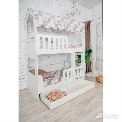 Двухъярусная кровать домик