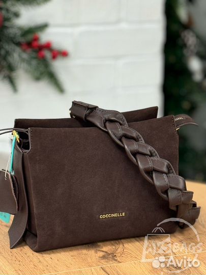 Сумка Coccinelle кроссбоди шоколадный цвет замша