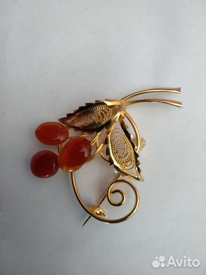 Брошь с камнями
