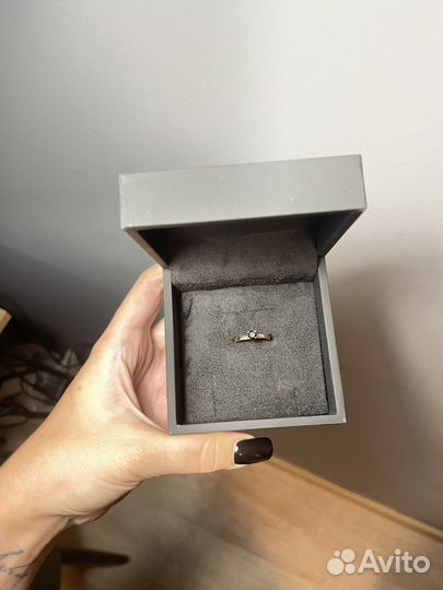 Золотое кольцо с черным бриллиантом