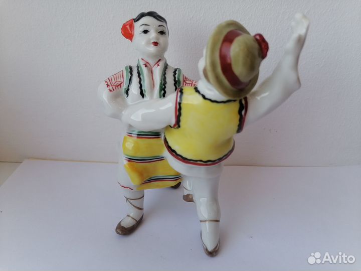 Танцующие дети гуцулы зхк, фарфоровая статуэтка