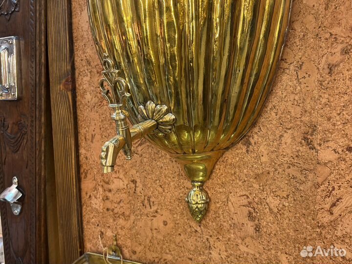 Бомбический антикварный латунный умывальник