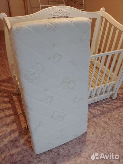 Детская кроватка с маятником