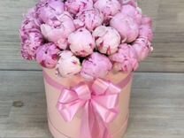 25 нежно-розовых пионов в шляпной коробке